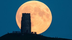 Early risers across UK and Ireland capture striking supermoon eclipse photos